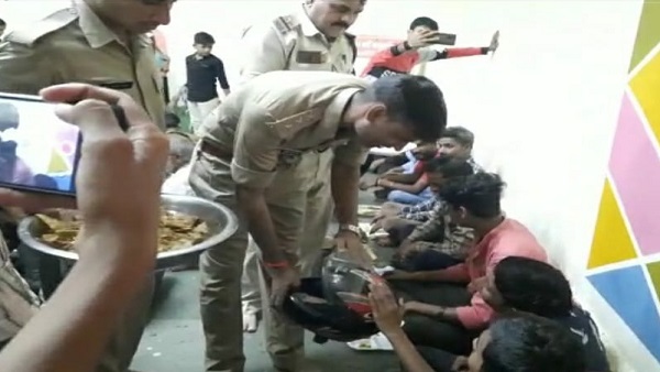 हेलमेट लगाने कसम खाई, फिर पुलिस ने परोसी भंडारे की प्रसादी हेलमेट लगाने कसम खाई, फिर पुलिस ने परोसी भंडारे की प्रसादी