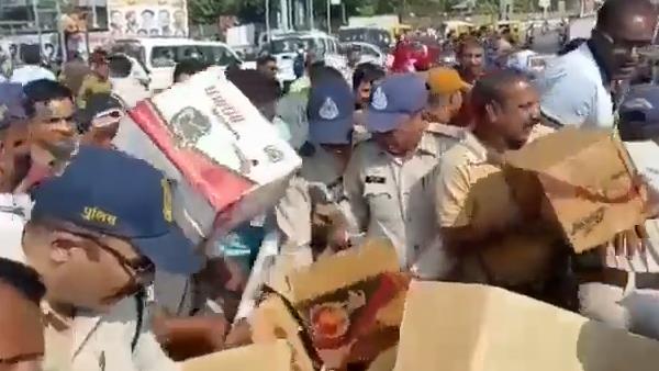 जब पुलिस के सामने लुटने लगे हेलमेट जब पुलिस के सामने लुटने लगे हेलमेट