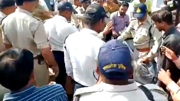 जब तक दिखाई सख्ती तब तक हेलमेट के कार्टून खाली जब तक दिखाई सख्ती तब तक हेलमेट के कार्टून खाली