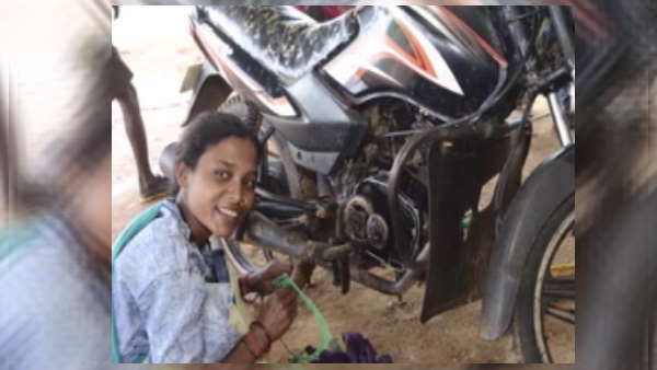 छत्तीसगढ़ की पहली महिला मोटर मैकेनिक है हेमवती छत्तीसगढ़ की पहली महिला मोटर मैकेनिक है हेमवती