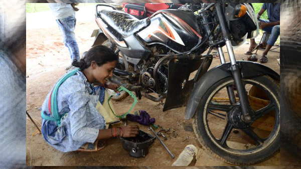 आदिवासी महिलाओं की बनी आदर्श आदिवासी महिलाओं की बनी आदर्श