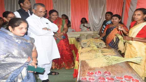 गृह मंत्री ने खरीदी धान की बाली, कहा, प्रकृति से है त्योहारों का संबन्ध