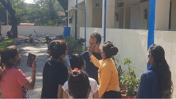 छात्राओं को छेड़ने सुबह 5 बजे बाथरुम की से झांकता था