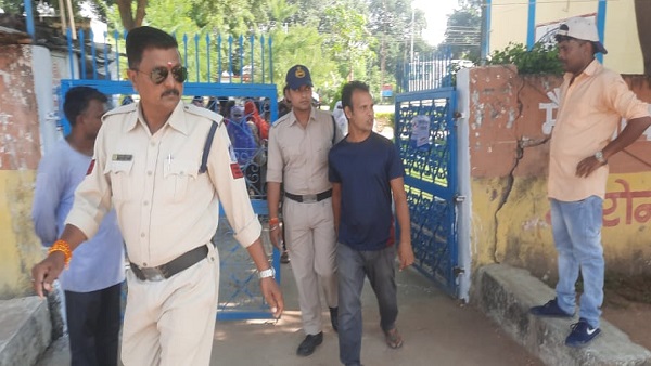 छात्राओं को छेड़ने सुबह 5 बजे बाथरुम की से झांकता था