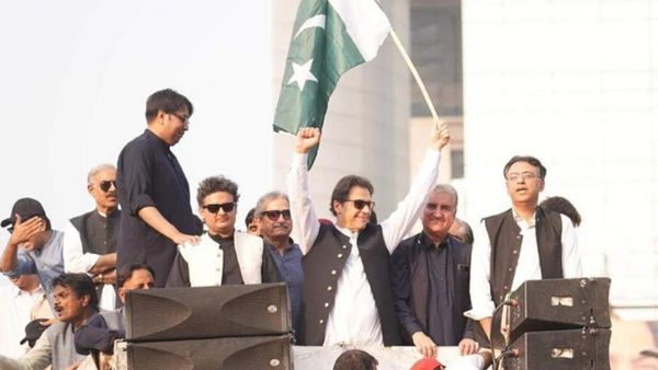 अप्रैल में गिर गई इमरान की सरकार