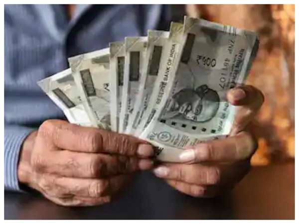 पुलिस ने 6951 नोट जब्त किए 