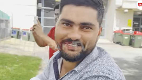 रिजवान के रिस्पॉन्स से खुश हुआ भारतीय युवक रिजवान के रिस्पॉन्स से खुश हुआ भारतीय युवक