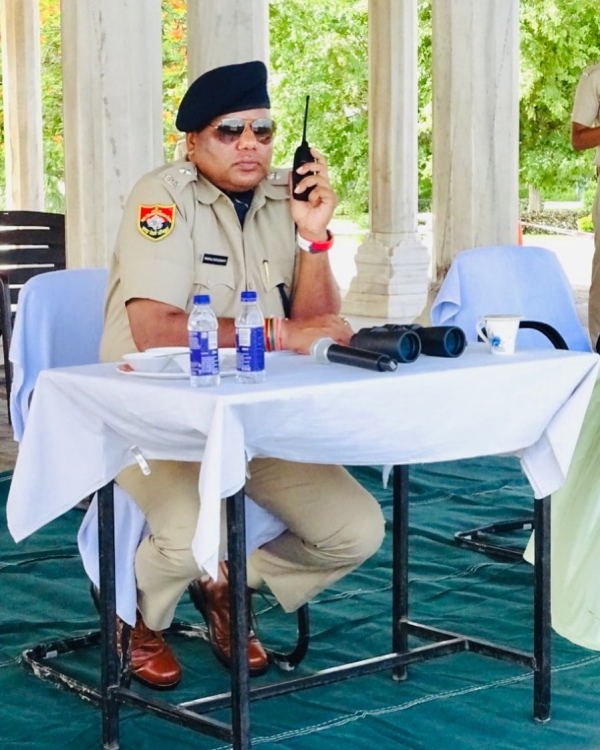 कौन हैं आईपीएस पंकज चौधरी?