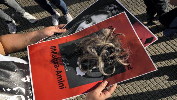 ईरान प्रदर्शन की आग में सुलग रहा