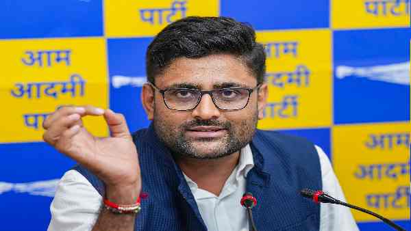 इटालिया ने पीएम को 'नीच' और उनकी मां को 'नौटंकीबाज' कहा