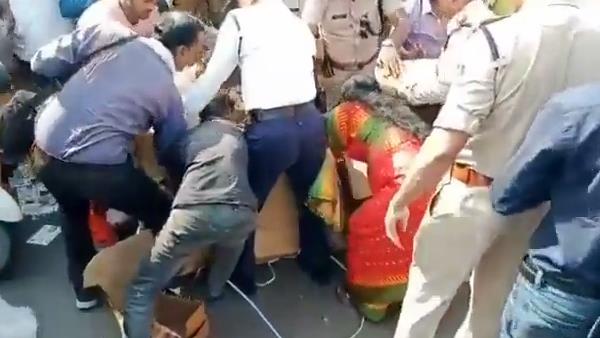 सब कम छोड़कर हेलमेट लूटने पहुंचे लोग सब कम छोड़कर हेलमेट लूटने पहुंचे लोग