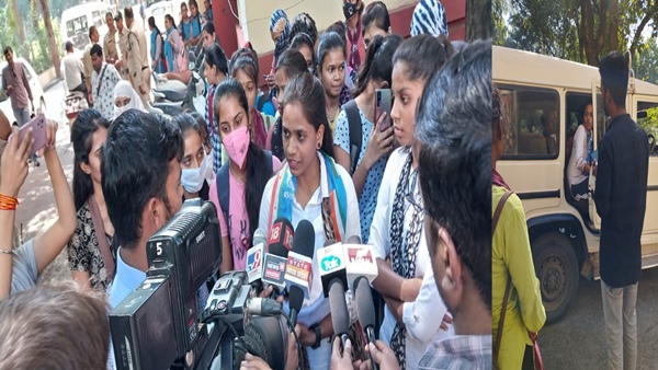 पुलिस हिरासत में प्रदर्शनकारी छात्राएं 