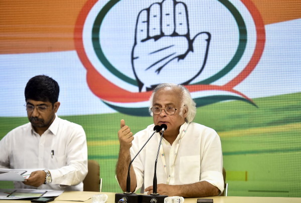 'गुजरात चुनाव की तारीखें इसलिए घोषित नहीं की ताकि..'