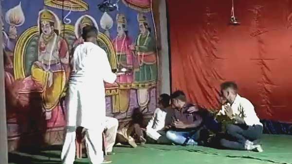 महादेव की उतारी जा रही थी आरती