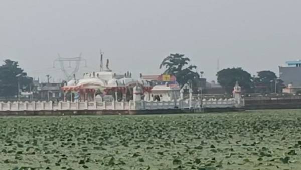 84 बीघा के तालाब के बीचों बीच बना है जल मंदिर