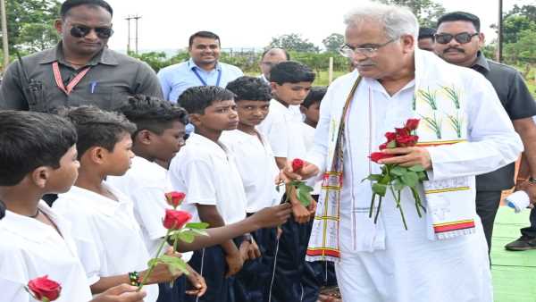 cm bhupesh with student cm bhupesh with student