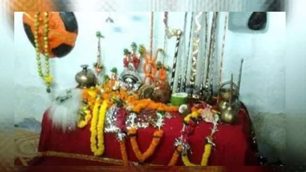  दशहरे के दिन खुलता शस्रागार 