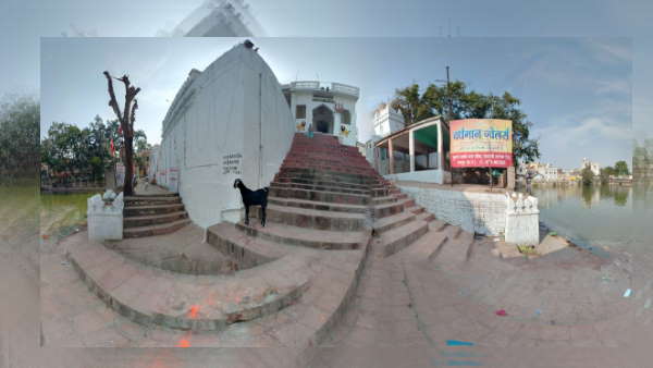 मठ में है साधुओं की समाधि 