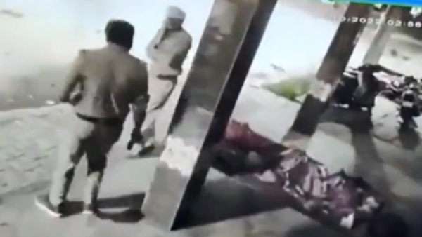 सिपाही ने चुराया युवक का फोन, CCTV में कैद हुई घटना