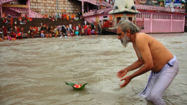 पवित्र नदियों में स्नान किया जाता है पवित्र नदियों में स्नान किया जाता है