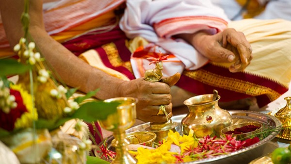 स्नान करते वक्त इन मंत्रों का भी जाप करें स्नान करते वक्त इन मंत्रों का भी जाप करें