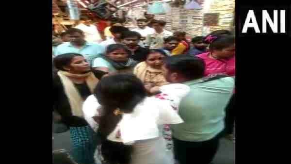 पत्नी ने सरेआम पति को पीटा