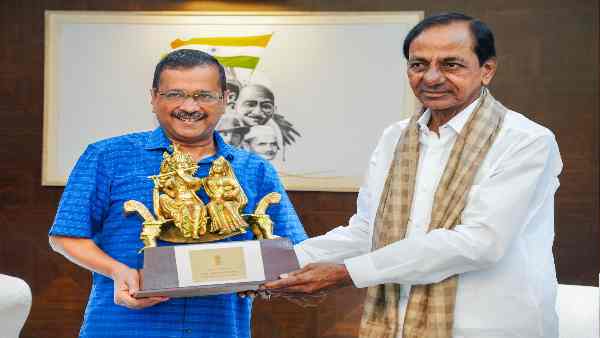 केसीआर शुरू में मोदी सरकार को परोक्ष समर्थन देते रहे