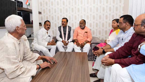 पूर्व सीएम पर साधे निशाना