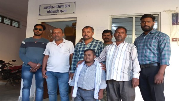 हीरा बेचकर बच्चों की पढ़ाई में लगाएंगे