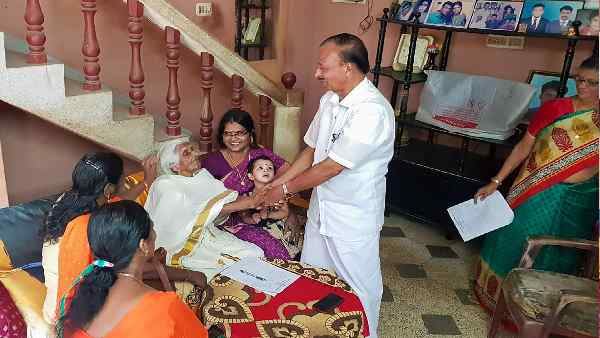प्रवासी कामगारों से बातचीत करने के लिए सीख रहे हैं हिंदी