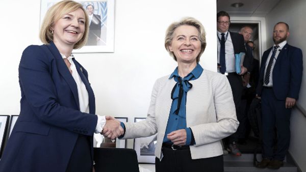 लिज ट्रस की पार्टी में दिखी अनुशासनहीनता लिज ट्रस की पार्टी में दिखी अनुशासनहीनता