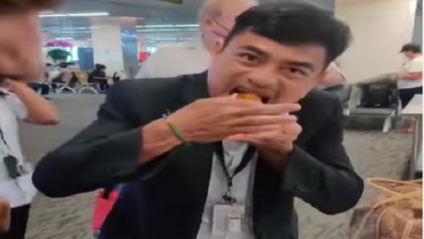 एयरपोर्ट अधिकारी ने लिया गुलाब जामुन का आनंद