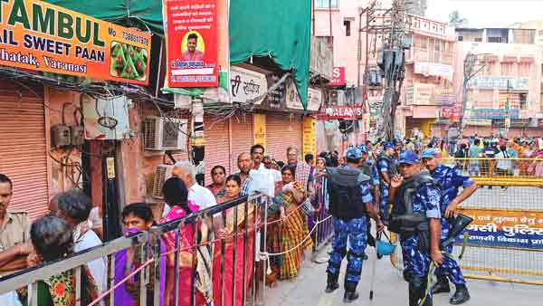बाबा धाम में स्थित मां दरबार में भी भक्तों ने किए दर्शन