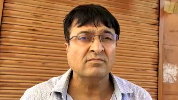 गुन्नू को नाना स्कूल छोड़ने जा रहे थे गुन्नू को नाना स्कूल छोड़ने जा रहे थे