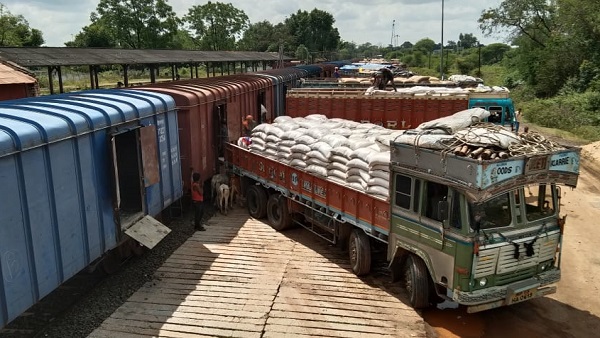 रेलवे के माध्यम से इन प्रदेशों को भेजी जा रही हैं। बीना स्टेशन के मालगोदाम रेलवे के माध्यम से इन प्रदेशों को भेजी जा रही हैं। बीना स्टेशन के मालगोदाम