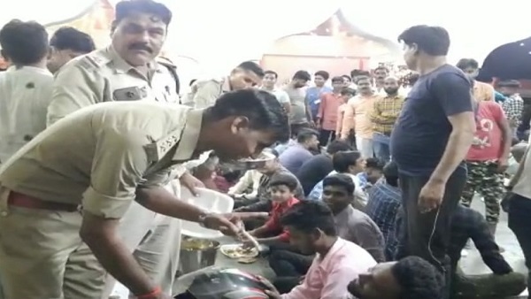 हेलमेट लगाने कसम खाई, फिर पुलिस ने परोसी भंडारे की प्रसादी हेलमेट लगाने कसम खाई, फिर पुलिस ने परोसी भंडारे की प्रसादी