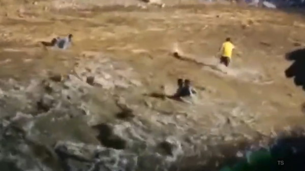 लोगों को बचाते हुए खुद भी हुए घायल