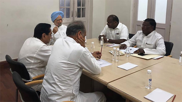 पूर्व प्रधानमंत्री मनमोहन सिंह से मिले मुख्यमंत्री अशोक गहलोत