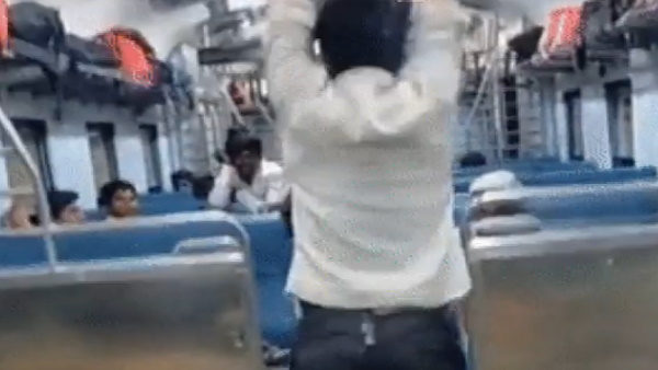 ट्रेन की रेलिंग पर झूलते हुए मजे से पूरा डिब्बा पार कर गया 