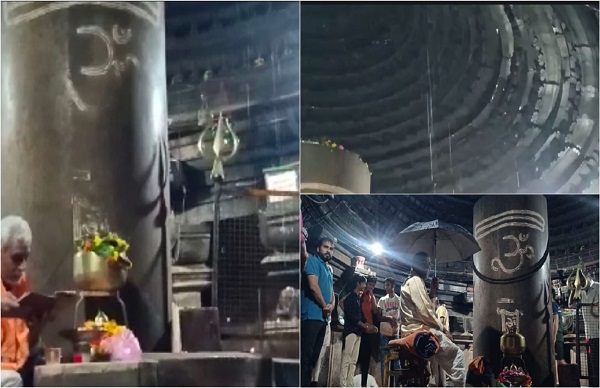 मंदिर में छाता लागाकर बैठते हैं पुजारी 