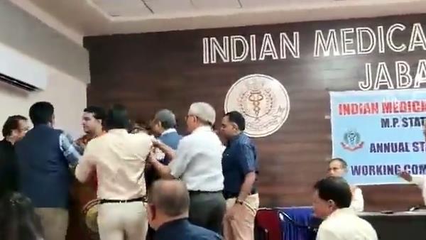 अनर्गल टिप्पणी का आरोप, जांच के निर्देश 