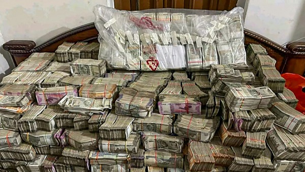 पुलिस ने जारी किया लुकआउट नोटिस पुलिस ने जारी किया लुकआउट नोटिस