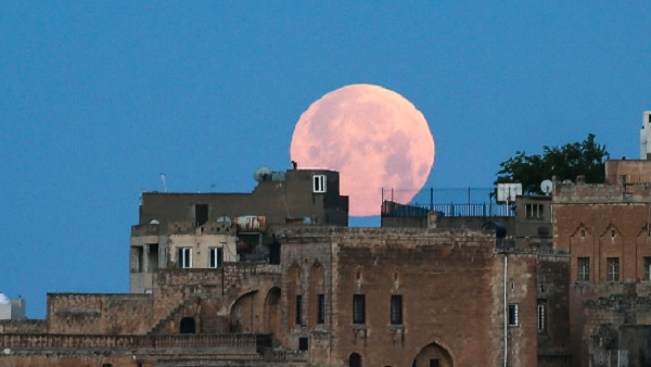 चांद का रंग परिवर्तन मतलब संकट?