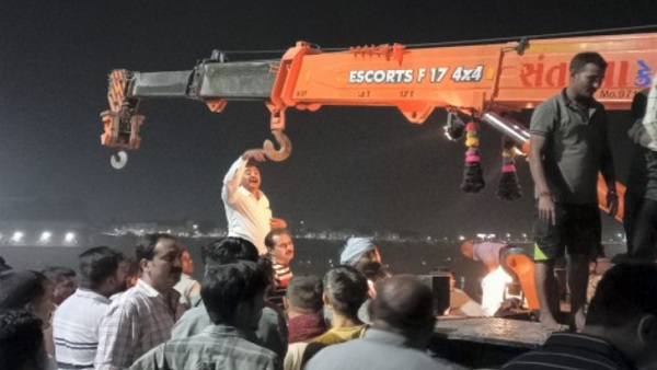 मामले की शुरू हुई जांच, पुल की प्रबंधन टीम के दर्ज 