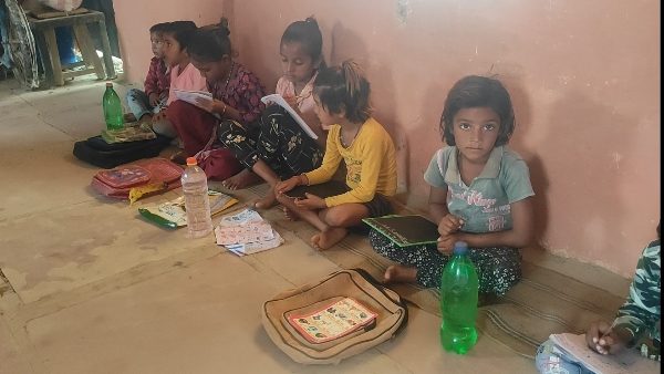 घर से पानी की बोतल लेकर आते हैं बच्चे