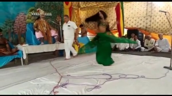 रावण ने मनोरंजन के लिए दरबार में बुलाई नर्तकी