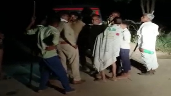 सूचना मिलने पर गांव में पहुंची पुलिस