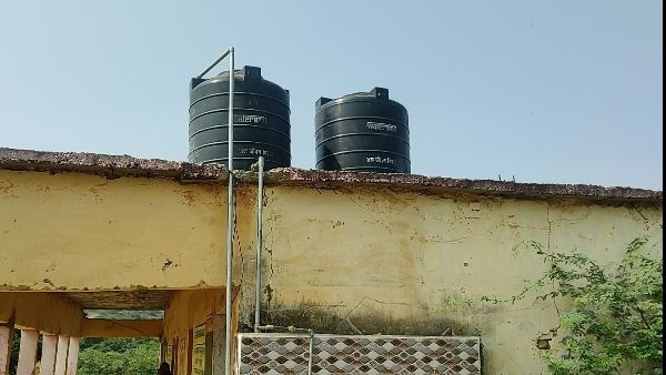 स्कूल की छत पर रखवाई गई थीं पानी की 2 टंकियां