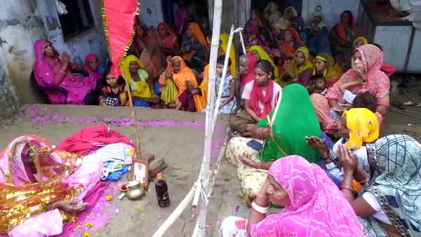  चबूतरे के चारों तरफ जमा हुई भीड़