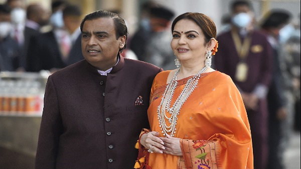 तीनों समधियों पर भी भारी हैं अकेले मुकेश अंबानी तीनों समधियों पर भी भारी हैं अकेले मुकेश अंबानी